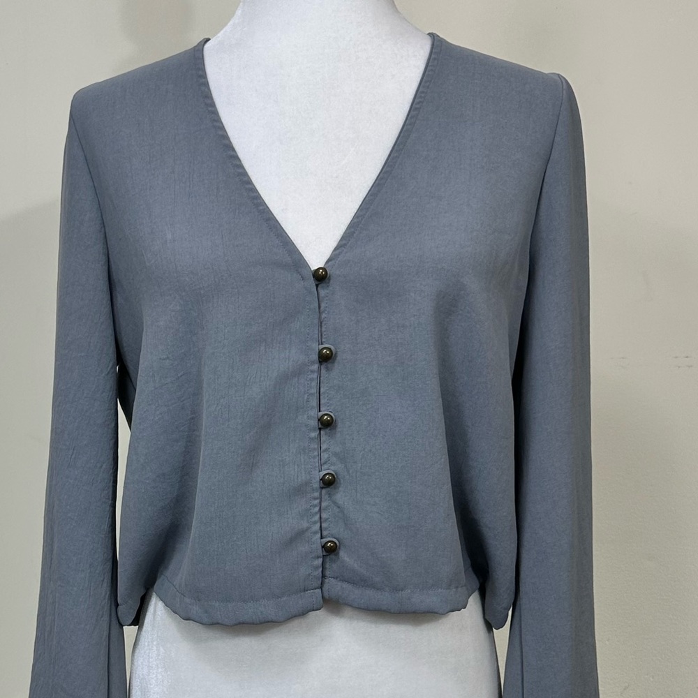 emory park Soft Grey Cropped Waist an Alluring V-Neck Button Up Shirt Top L - Picture 3 of 14